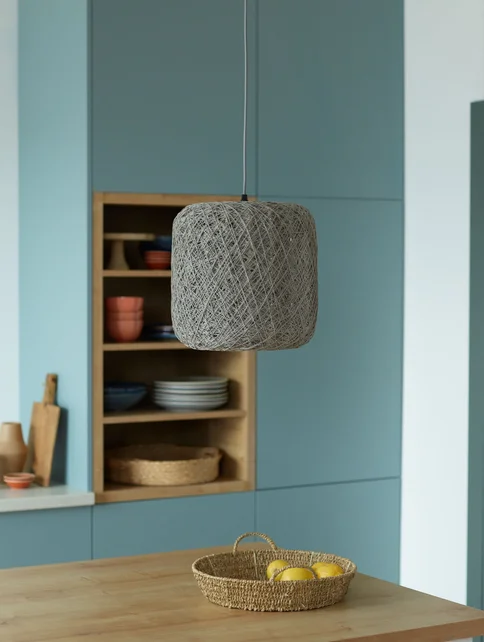Szara naturalna lampa nad wyspą kuchenną